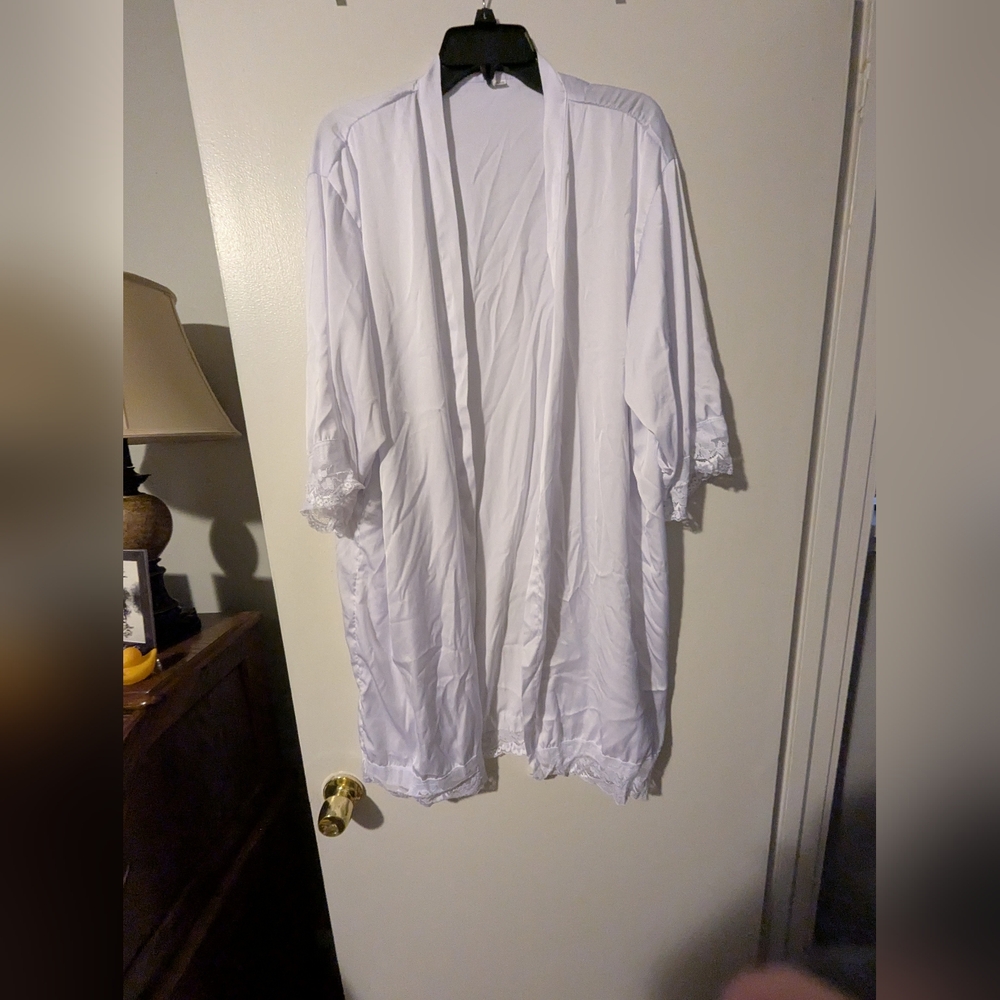 Elegant White Lace Trim Robe